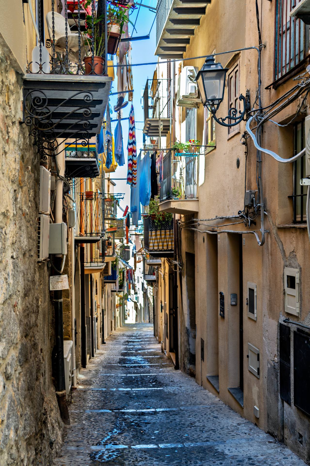 Der Grundriss der Altstadt wurde im 12. Jahrhundert mit der normannischen Kirche im Zentrum angelegt. Das Straßennetz wurde in einem Gittermuster um die Kirche herum angelegt.